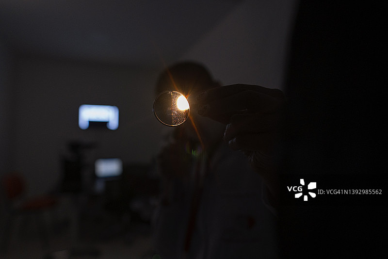 拉丁裔女医生使用先进仪器为病人检查视力图片素材