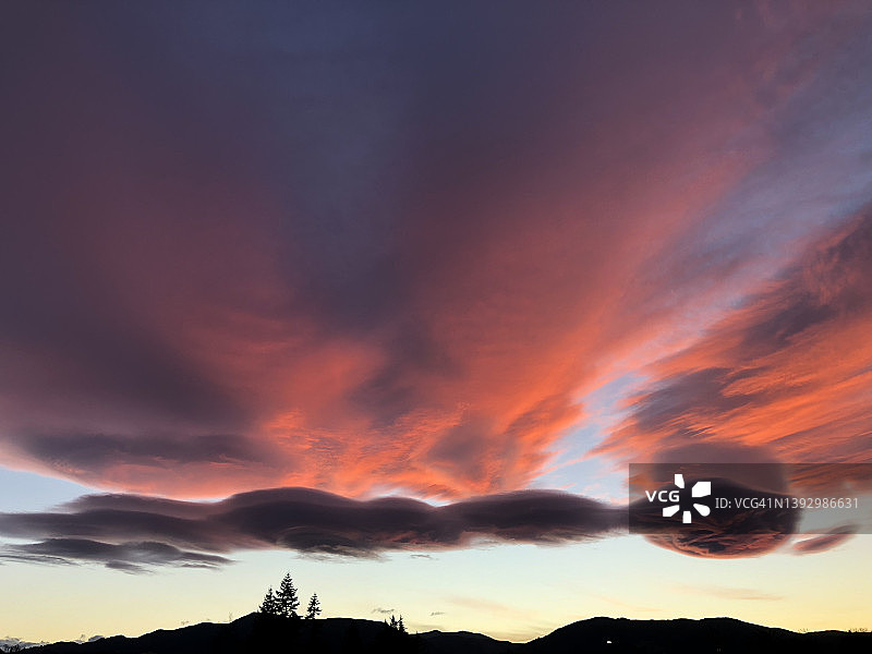 莫图伊卡上空的粉色日落天空图片素材