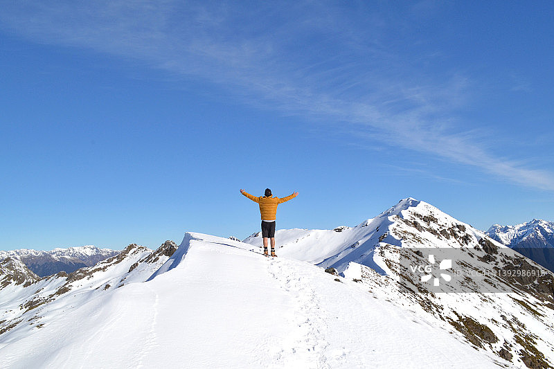 尼尔森湖国家公园圣阿尔诺山顶的男子背影图片素材