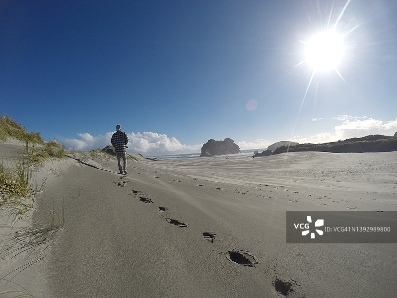 男子在瓦拉里基海滩的背影图片素材