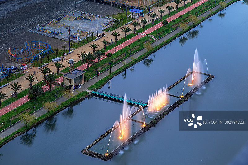 巴统公共公园的照明喷泉图片素材
