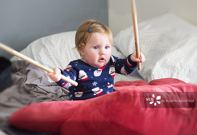 宝宝玩鼓槌图片素材