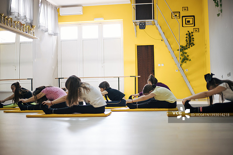 孩子们在工作室练习舞蹈图片素材