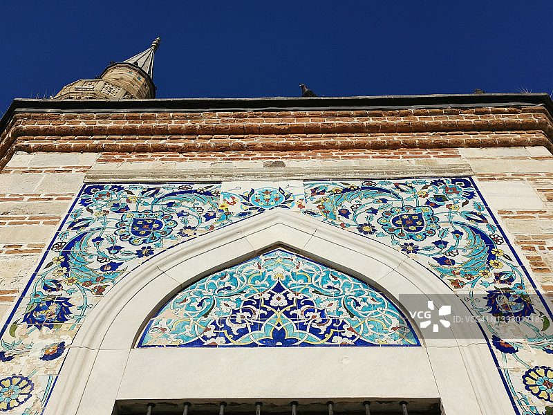 白色、蓝色和浅蓝色马赛克瓷砖制成的清真寺门图片素材
