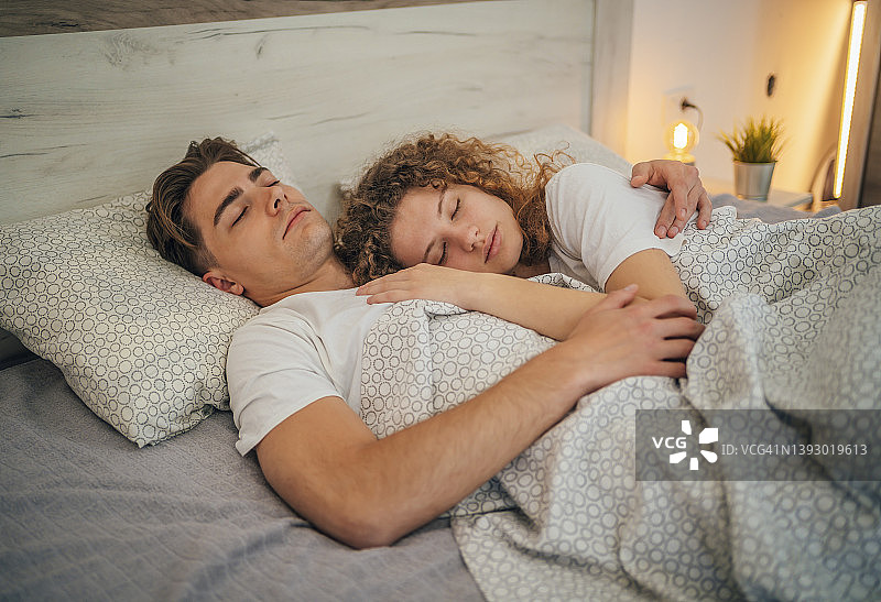 在你的怀里睡着了图片素材