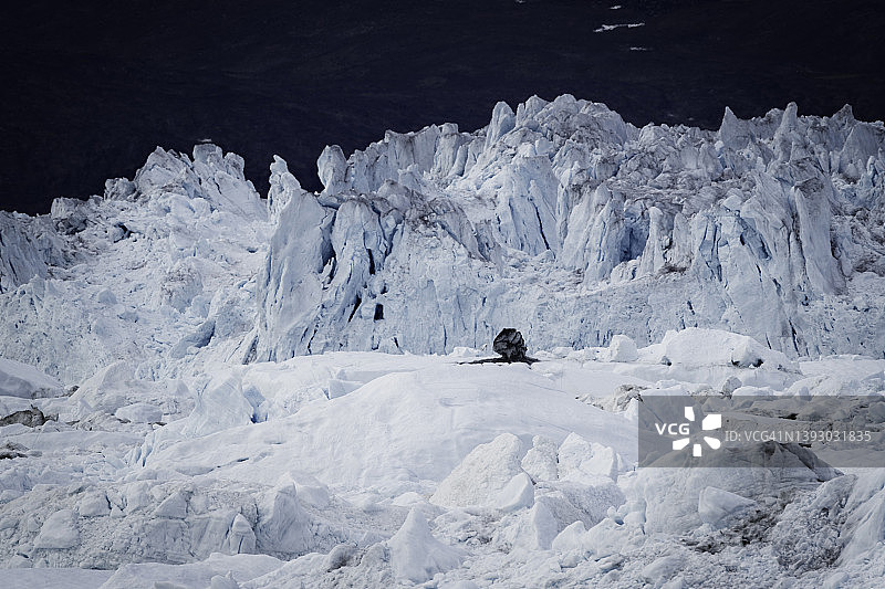 黑色岩石上的美丽冰层图片素材