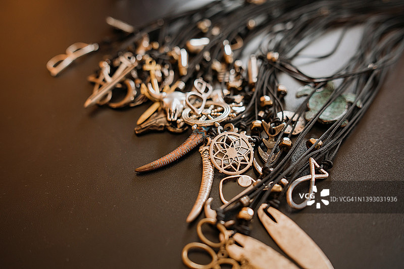 不同符号的手工项链图片素材