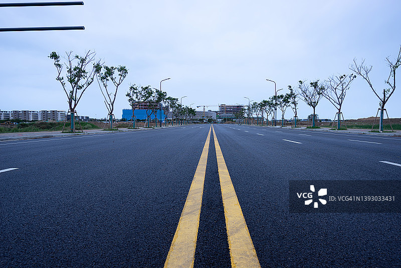 多云天空下的沥青路面图片素材