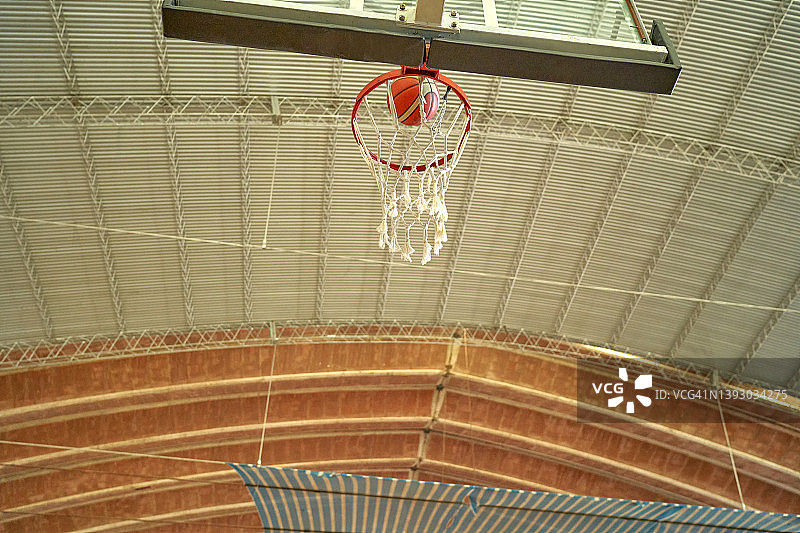 篮球入框瞬间：投篮得分图片素材