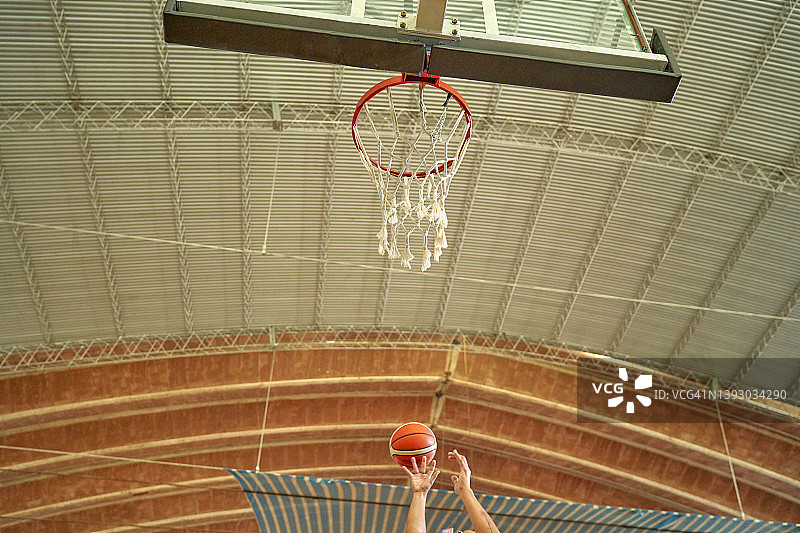 在体育场打篮球图片素材
