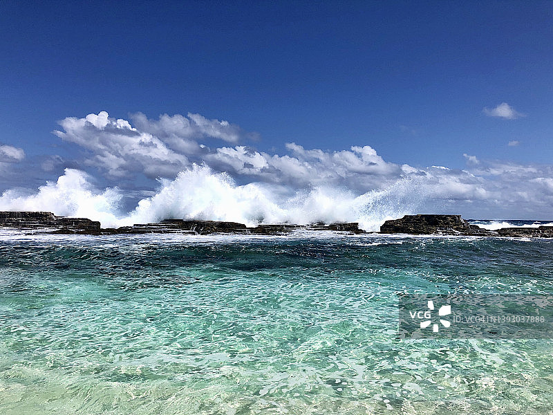 汤加塔布岛岩石池中飞溅的波浪图片素材