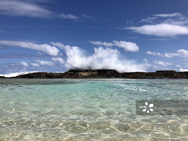 汤加塔布岛岩石池中飞溅的波浪图片素材
