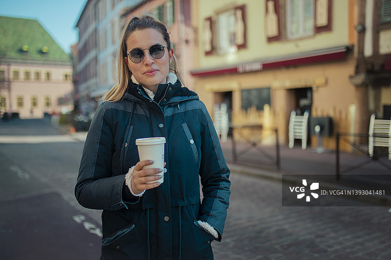 在法国科尔马度假的美丽旅行者图片素材