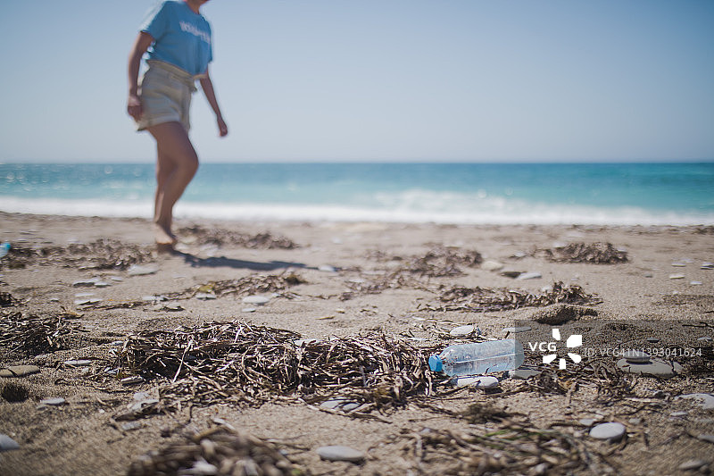 志愿者在海滩上捡拾垃圾图片素材