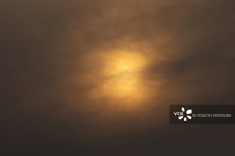 橙色背景上的橙黑色云彩图片素材