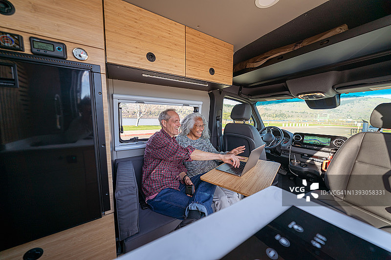 退休夫妇在露营冒险中与家人进行视频通话图片素材