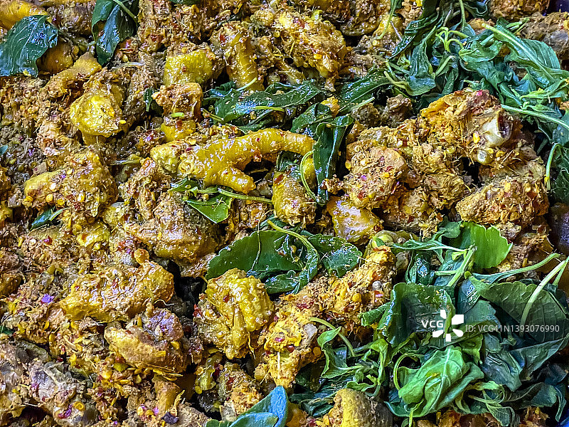 泰式街头小吃：摩托车餐车上的传统鸡爪图片素材