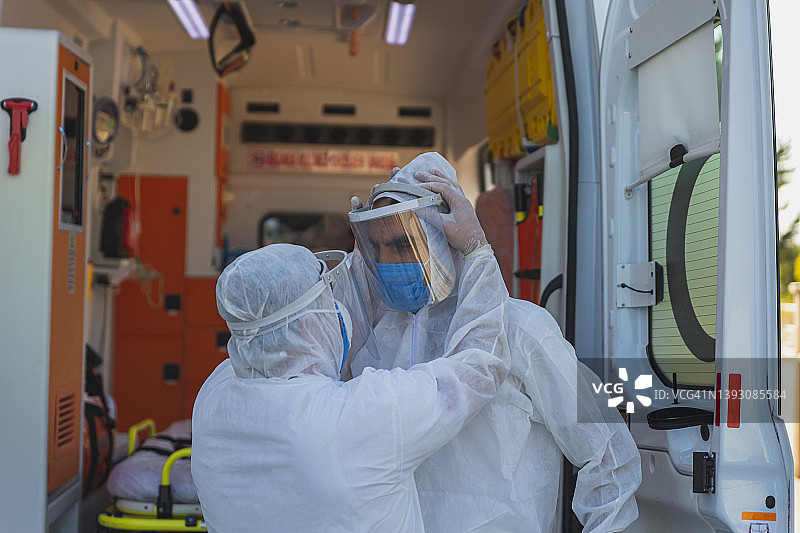 身穿全套传染病控制服的医疗团队图片素材