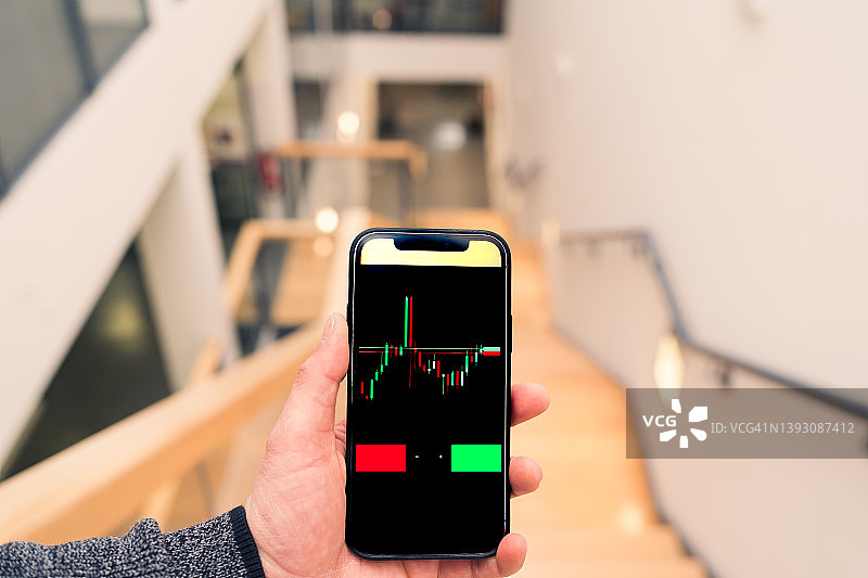 男人在购物中心查看财务状况的手部特写图片素材