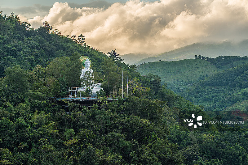 泰国和缅甸边境山上的白色大佛雕像（清莱府和达基列镇之间）图片素材