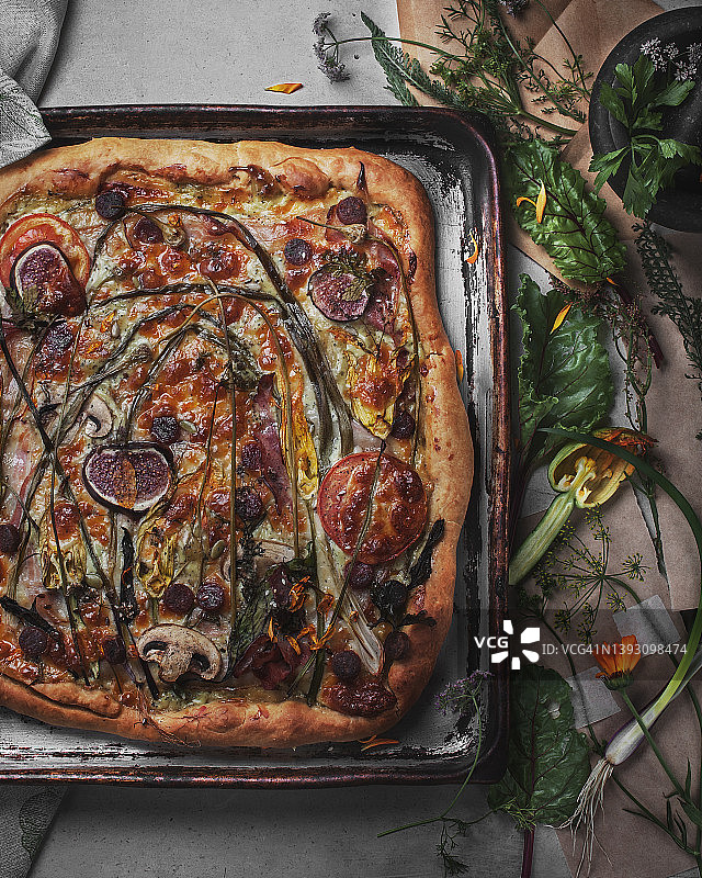 金属托盘上的花朵佛卡夏面包图片素材