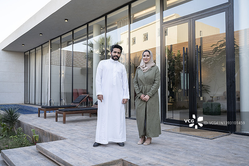 20多岁和30多岁的中东夫妇在家庭住宅外图片素材
