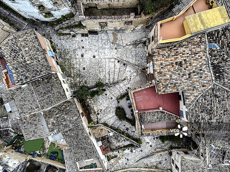 小镇博凯伦特的狭窄街道和广场航拍图片素材