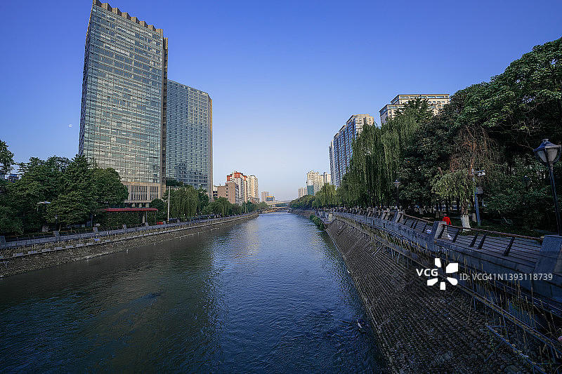 清晨的成都城市天际线图片素材