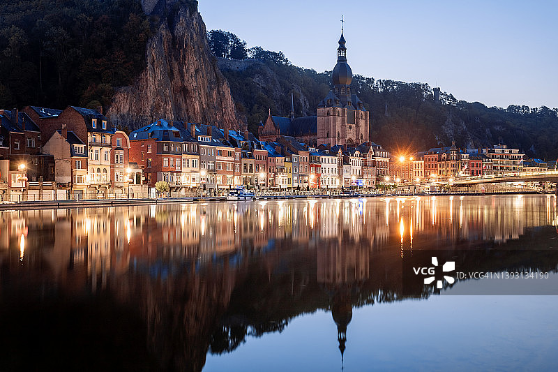 比利时迪南的迪南圣母院和城堡的清晨图片素材