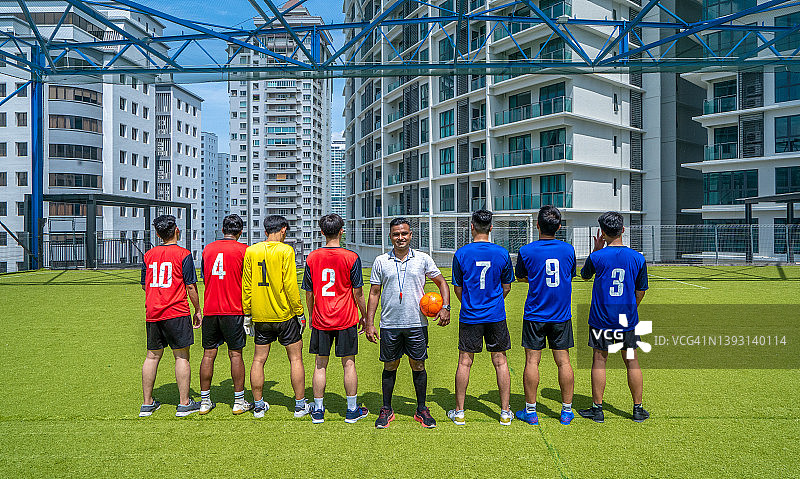 一排足球队队员的广角镜头图片素材