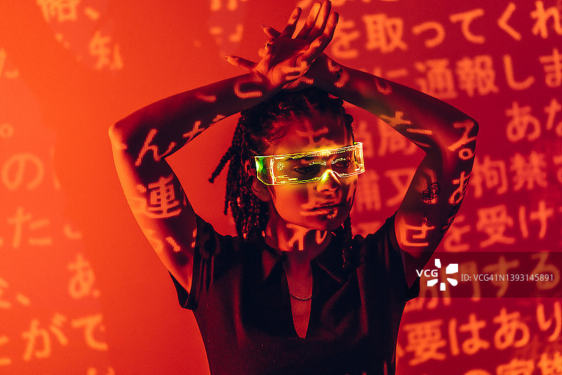 时尚发型棕发女孩，佩戴未来主义眼镜，红色背景亚洲文字时尚造型图片素材
