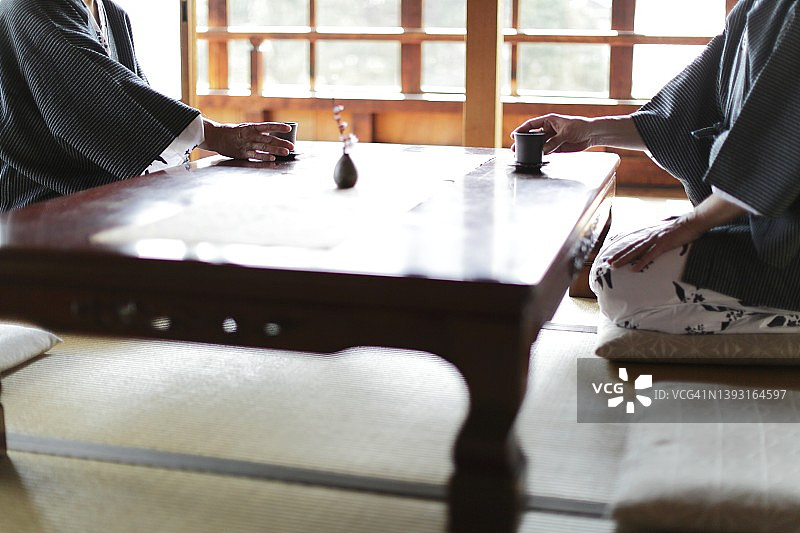 两人穿着日式浴衣在榻榻米房间喝绿茶图片素材