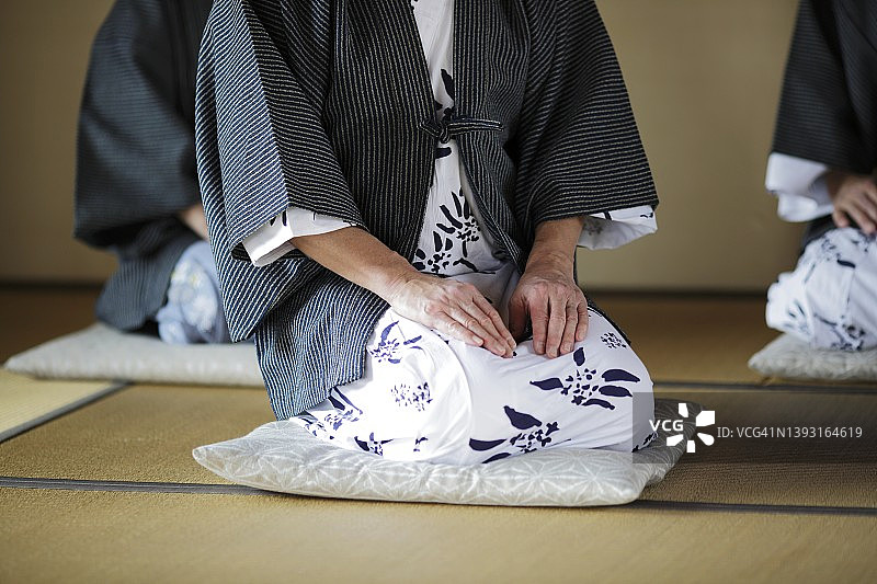人们穿着日式浴衣坐在榻榻米房间里图片素材