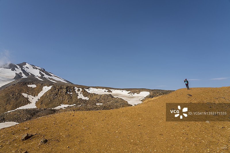 女士徒步前往Hveradalir地热区图片素材