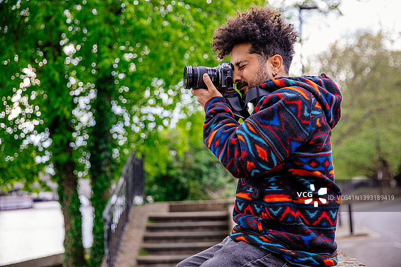 在伦敦旅行的摄影师肖像图片素材