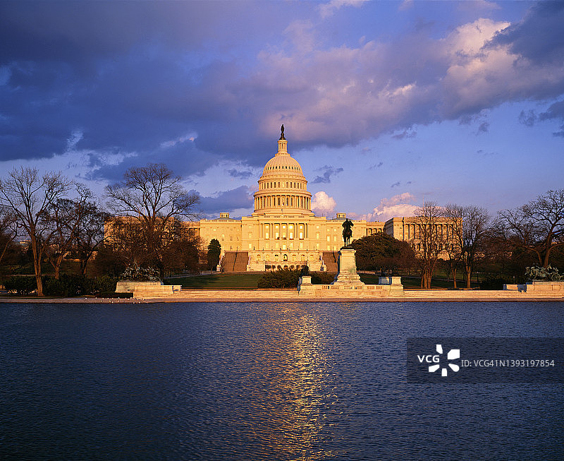 日落时分的美国国会大厦图片素材