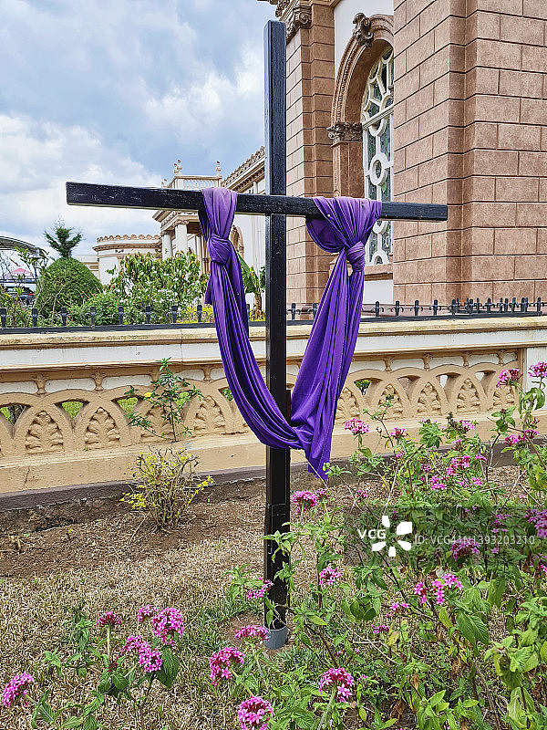 哥斯达黎加公共公园木制十字架上的紫色布图片素材