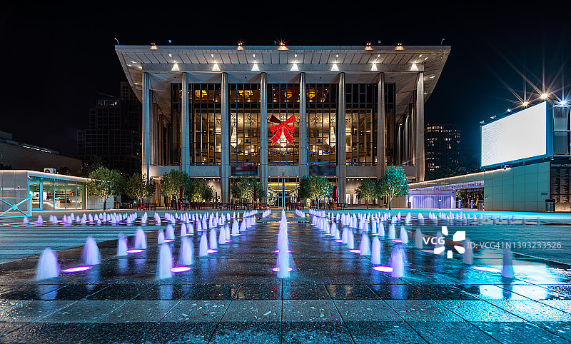 洛杉矶喷泉和多萝西·钱德勒馆夜景图片素材