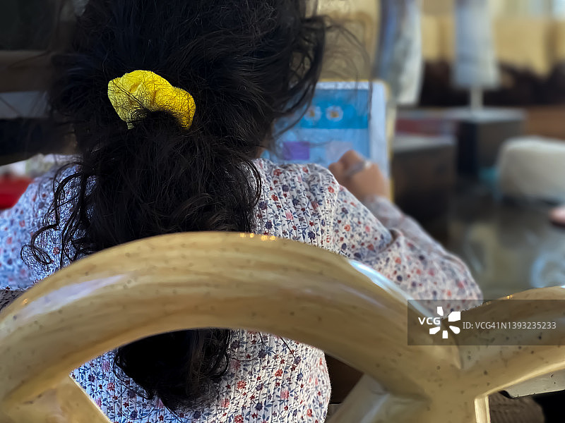 在家用平板电脑上网课的混血女孩图片素材