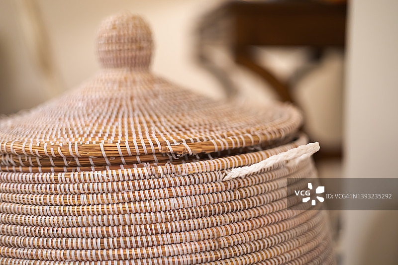 用作脏衣篓的手工编织藤条海草带盖篮子图片素材