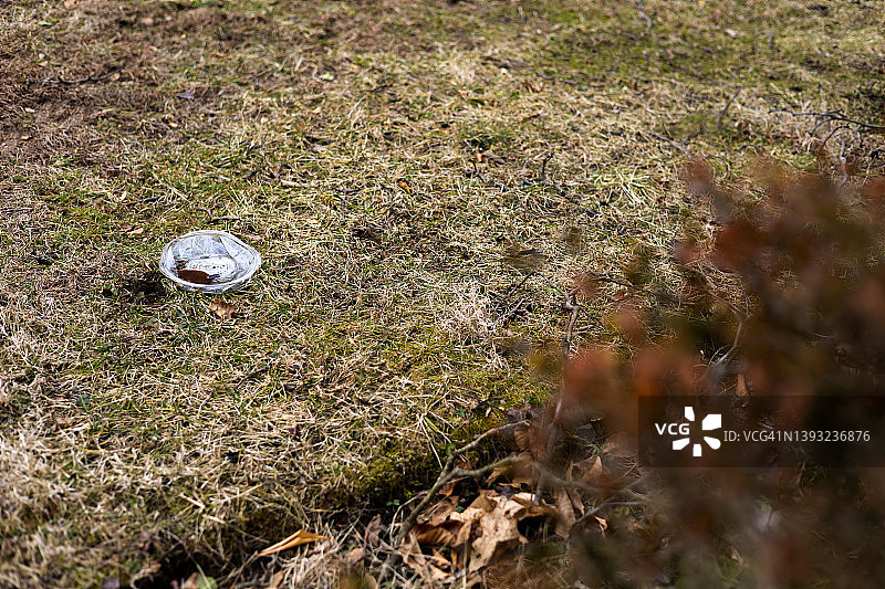 住宅区丢弃的塑料盖图片素材