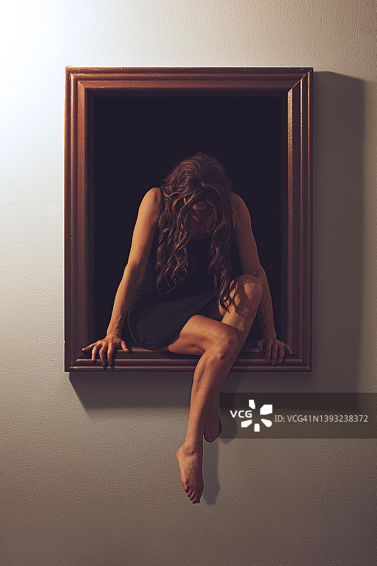 墙上相框里的女人图片素材