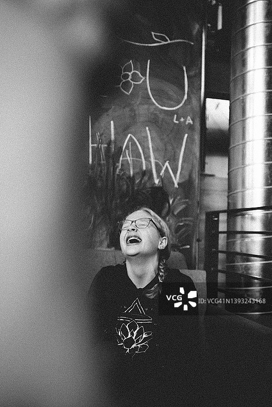 在咖啡店的女孩图片素材