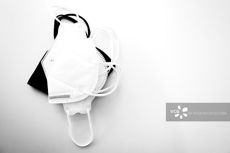 堆叠的废弃防护口罩图片素材