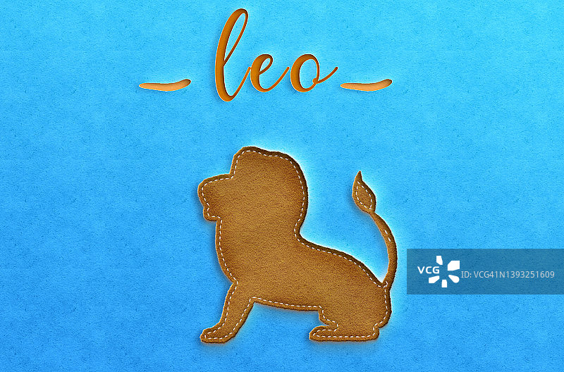 黄色毡布背景上的狮子座图片素材