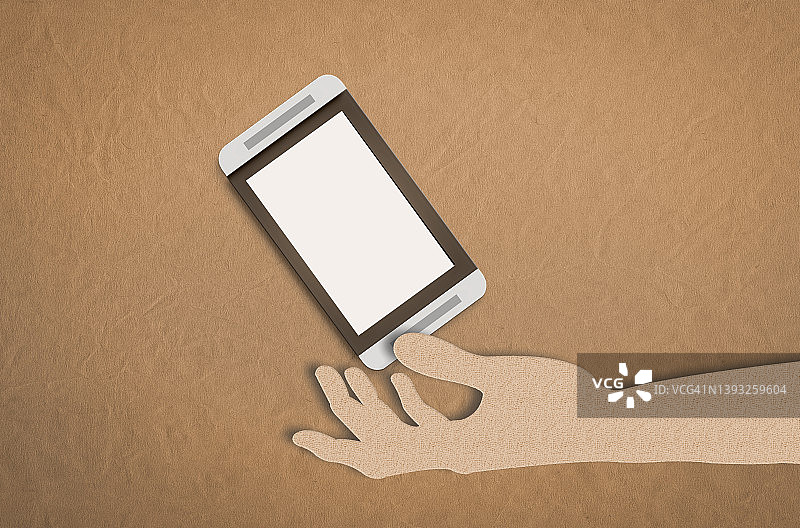 棕色纸背景上的纸模智能手机与空白屏幕样机图片素材