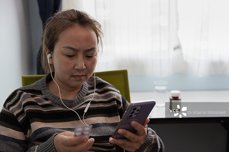 亚洲女性与医生进行远程医疗图片素材