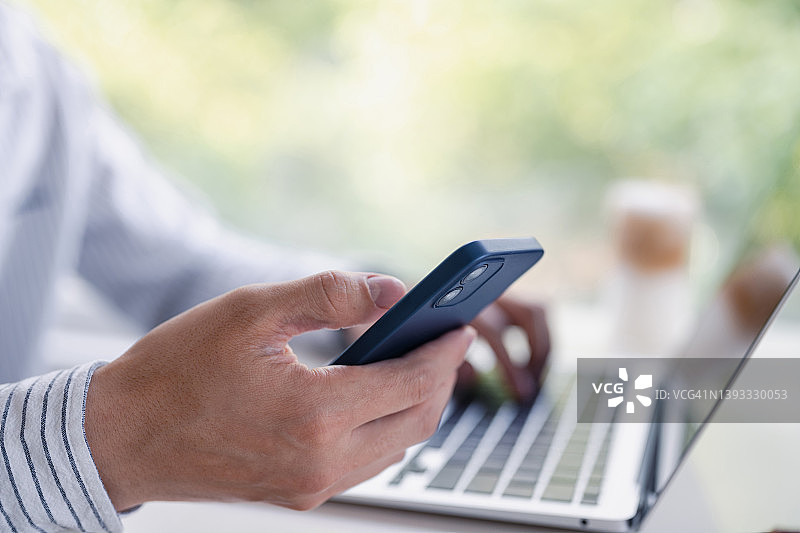 使用手机工作特写图片素材