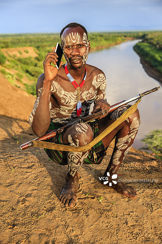 来自东非卡罗部落的年轻非洲男人图片素材