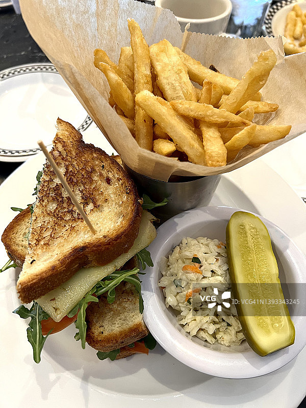 烤三明治和炸薯条图片素材